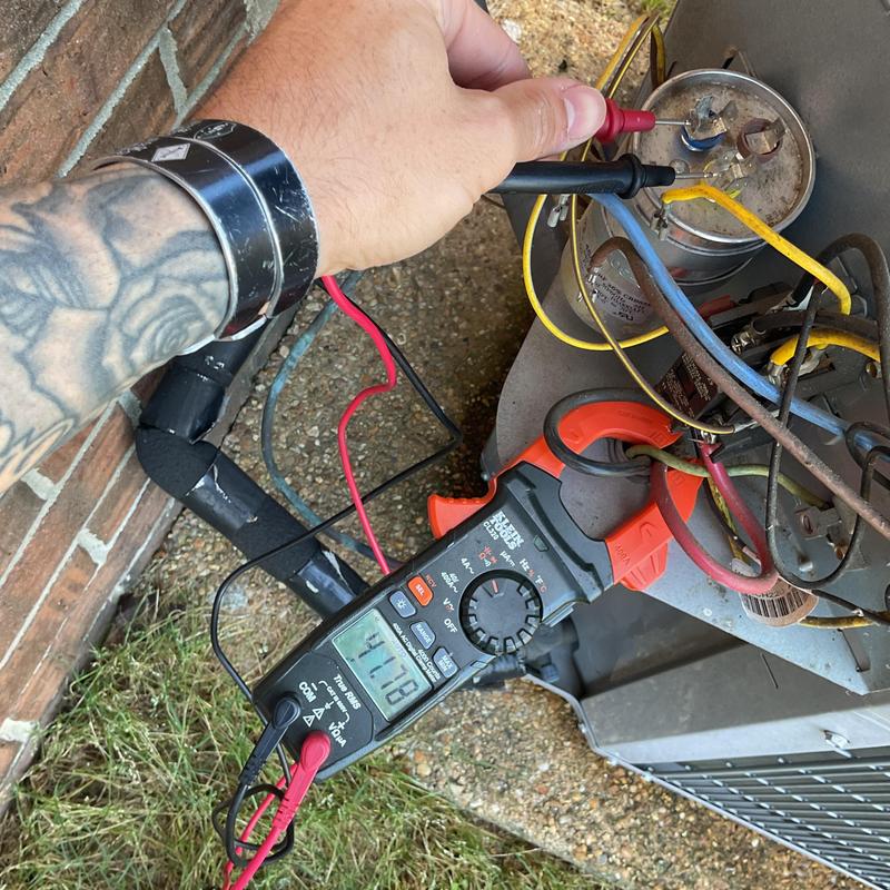 Dual run capacitor testing with clamp meter on HVAC unit
