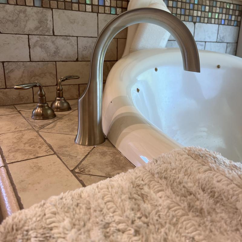 Tub spout and faucet set installed by bathtub edge