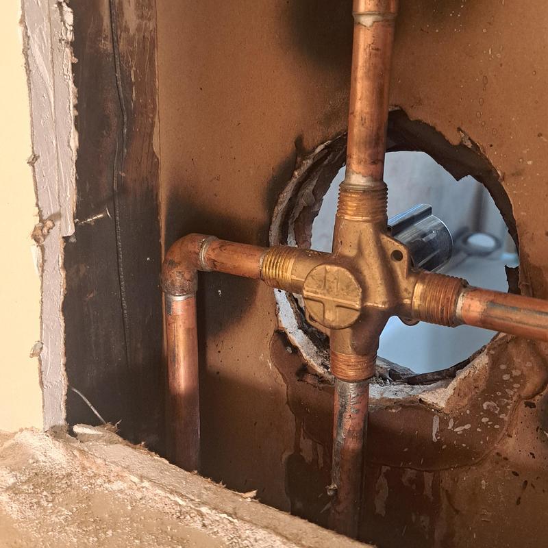 Single handle shower valve with copper piping in wall