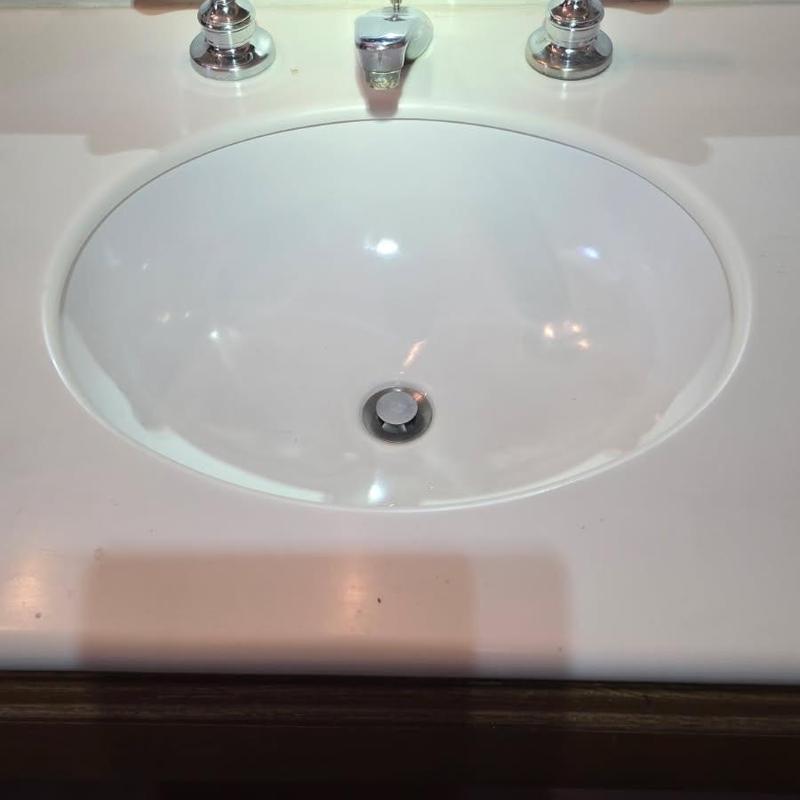 Delta lavatory sink faucet with oval basin