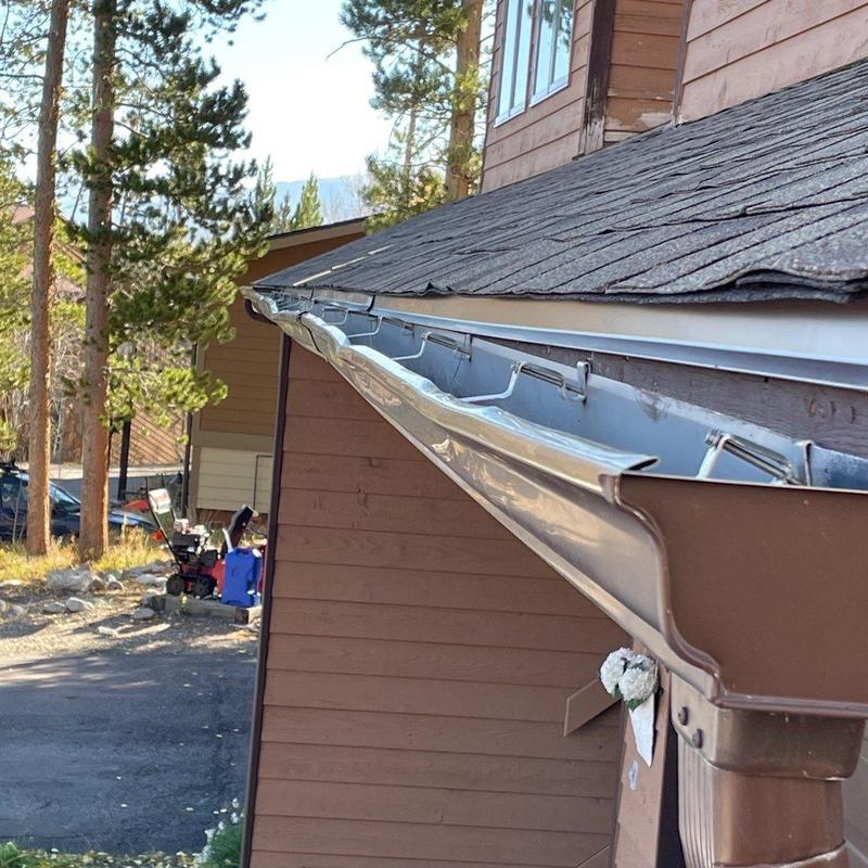 Gutter system with new seamless metal gutters installation