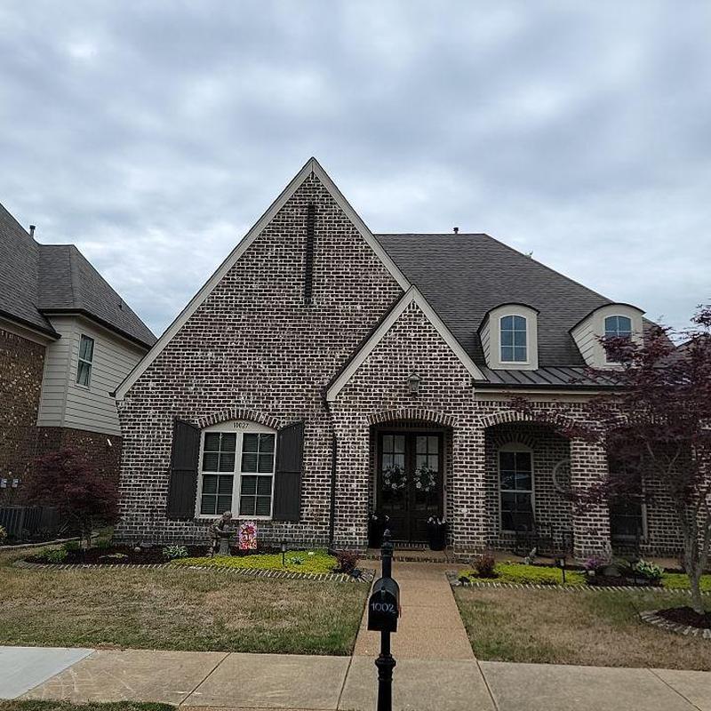 Owens Corning Oakridge asphalt roofing system on brick home