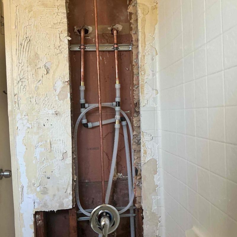 Shower valve with hot and cold riser pipes exposed
