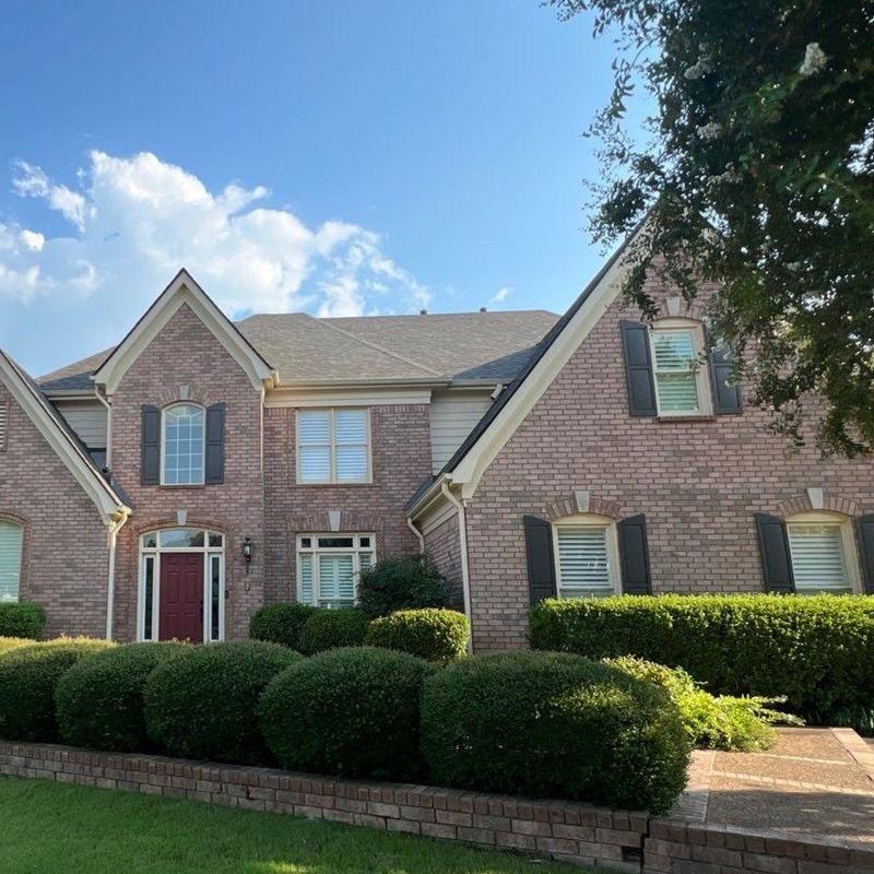 Owens Corning Oakridge asphalt roof on brick home