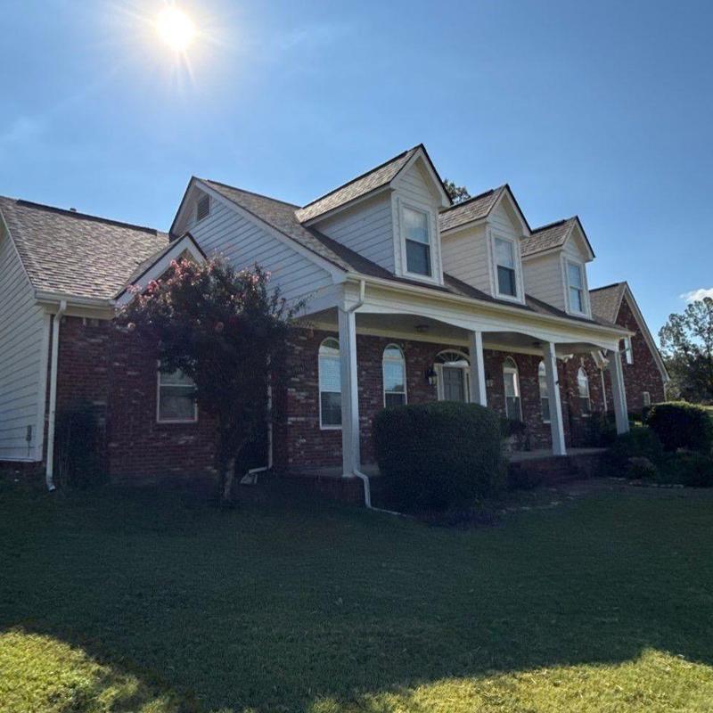 Owens Corning Oakridge asphalt roofing on brick home