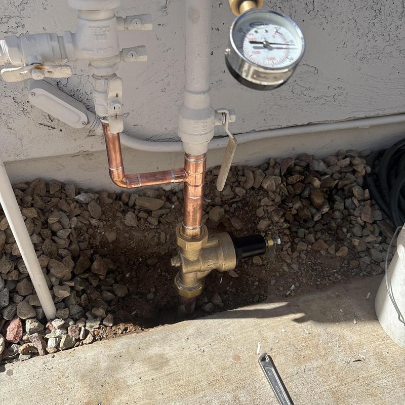 Pressure regulator valve and copper piping installation Pressure regulator valve and copper piping installation