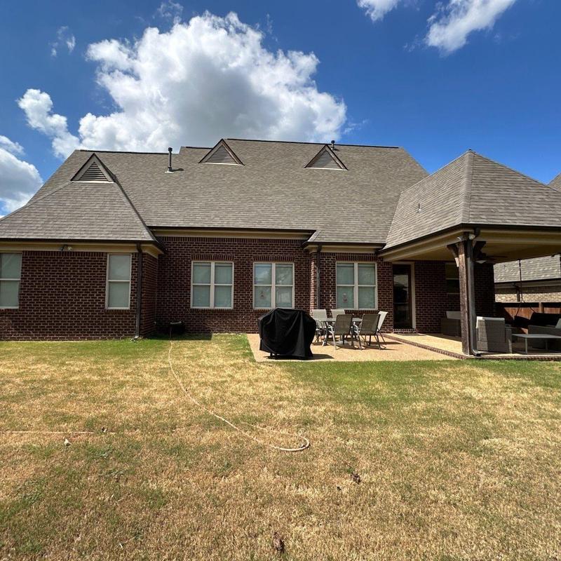Owens Corning Oakridge asphalt roof on brick home