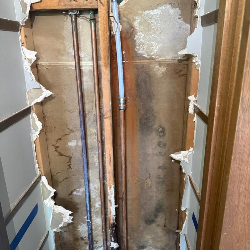 Water heater supply line with threaded connection exposed