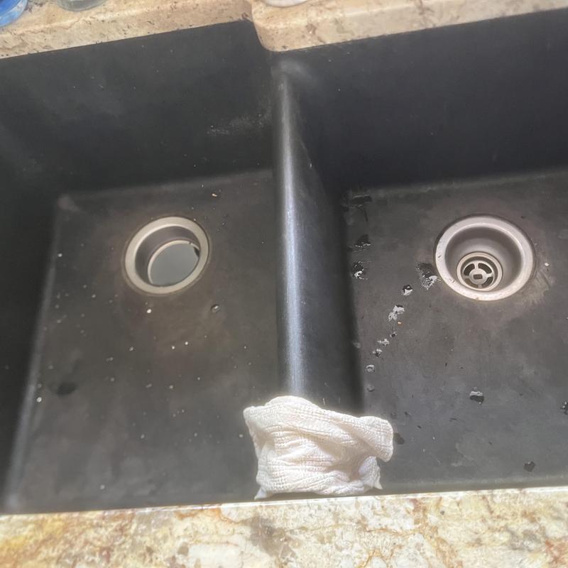 Kitchen sink drain holes with cloth near divider