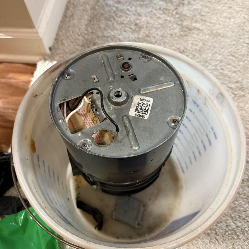 Insinkerator Badger 5 garbage disposal motor inside bucket