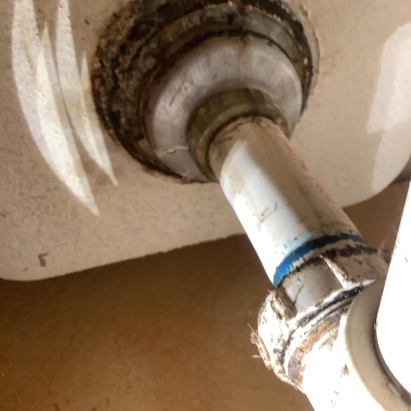 Kitchen sink basket strainer with connected drain pipe Kitchen sink basket strainer with connected drain pipe