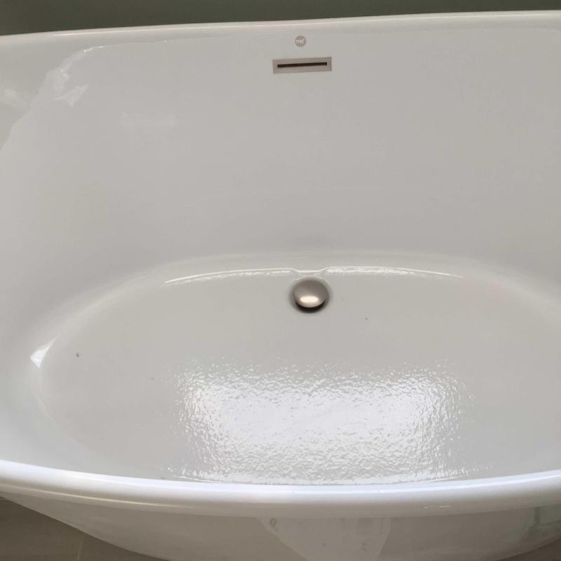 Freestanding bathtub with drain and overflow fitting Freestanding bathtub with drain and overflow fitting