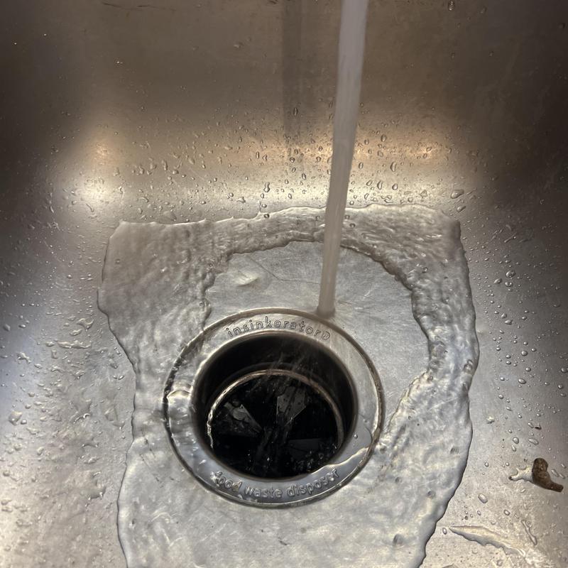 Insinkerator Badger 5 garbage disposal with water flow