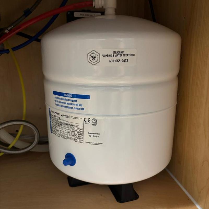 Reverse osmosis water storage tank installed under sink