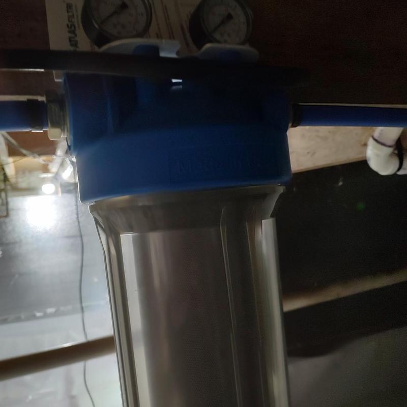 Single canister water filter installation with pressure gauges Single canister water filter installation with pressure gauges