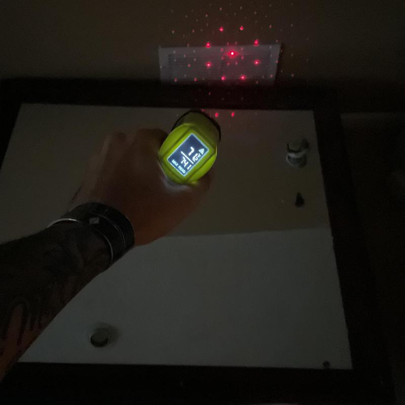 Thermostat laser temperature measurement in dark room