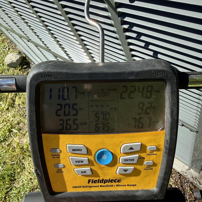 Refrigerant manifold gauge measuring R410A system pressures Refrigerant manifold gauge measuring R410A system pressures