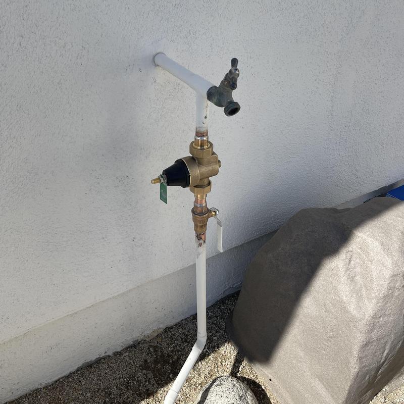 Watts pressure regulator with outdoor faucet connection