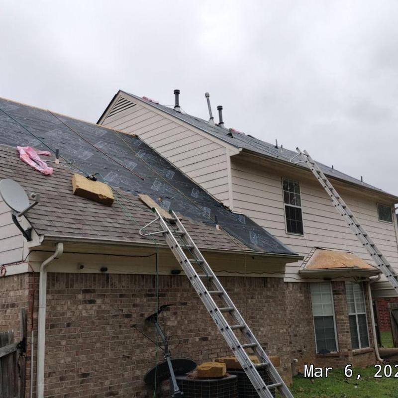 Owens Corning Oakridge asphalt roof under installation Owens Corning Oakridge asphalt roof under installation