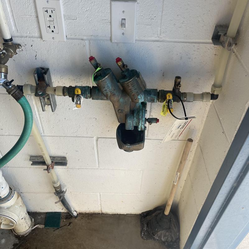 Backflow assembly with relief valve and shutoff valves Backflow assembly with relief valve and shutoff valves