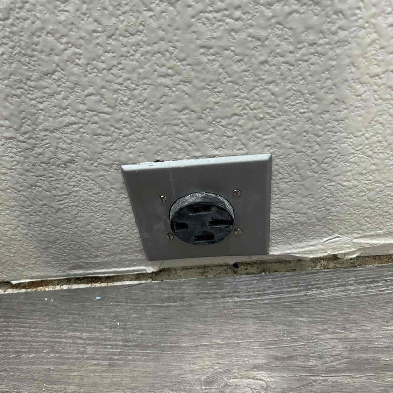 120V 20 amp Decorah receptacle with metal cover plate 120V 20 amp Decorah receptacle with metal cover plate
