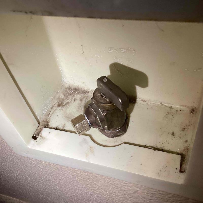Ice maker shutoff valve in recessed box