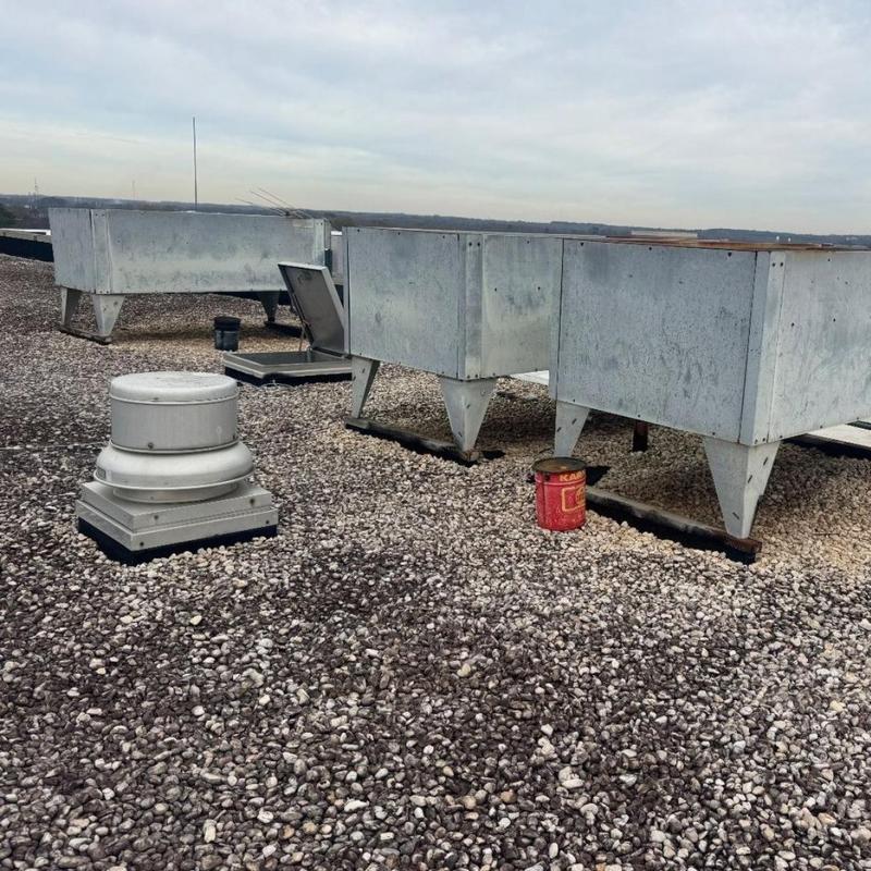 Commercial rooftop HVAC unit and exhaust vent system Commercial rooftop HVAC unit and exhaust vent system