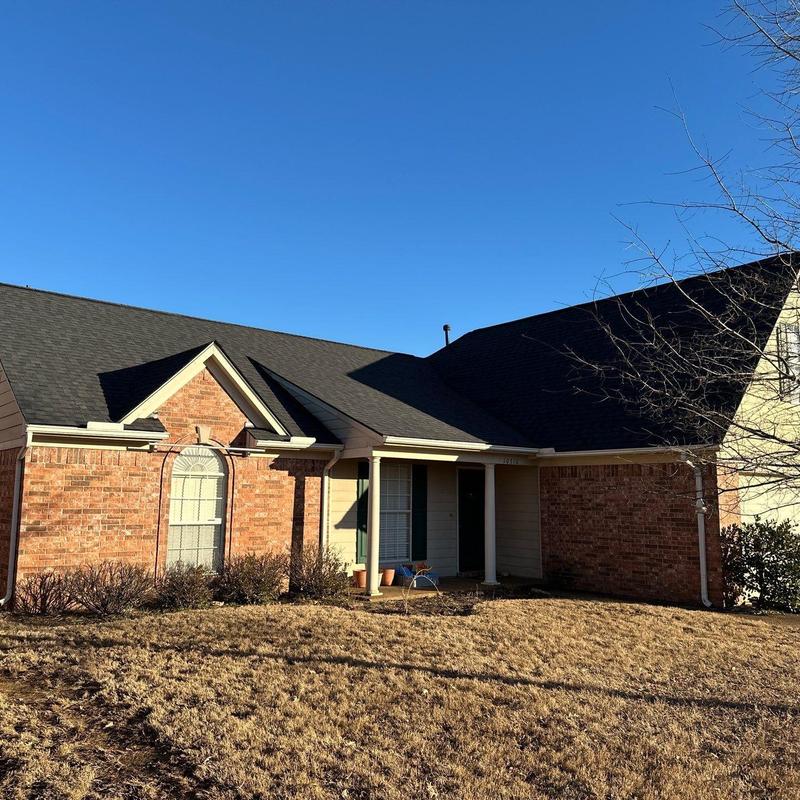 Owens Corning Oakridge asphalt shingle roof on brick home
