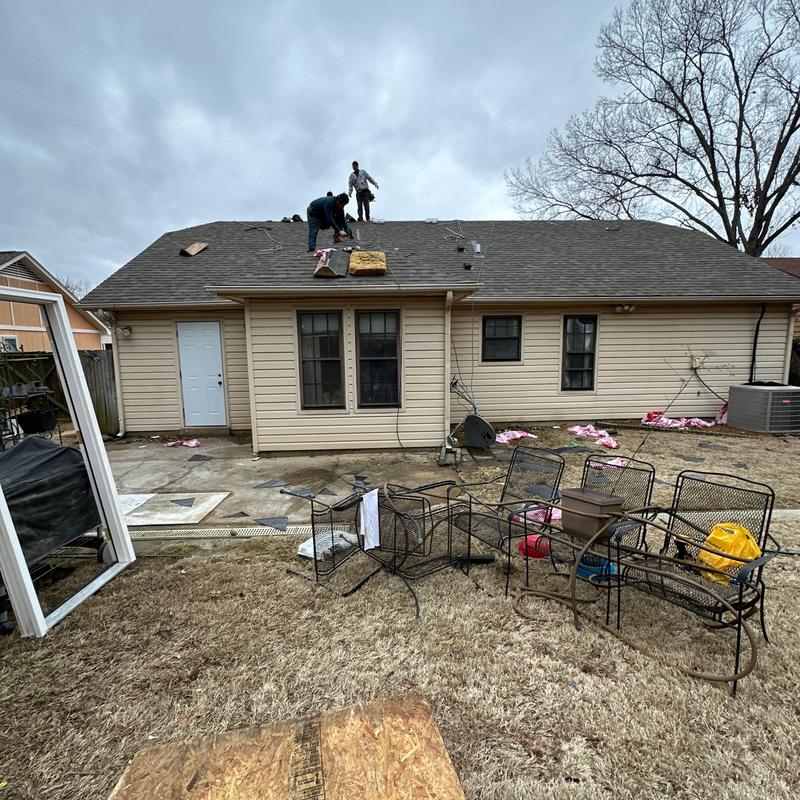 Owens Corning Oakridge asphalt roof installation in backyard