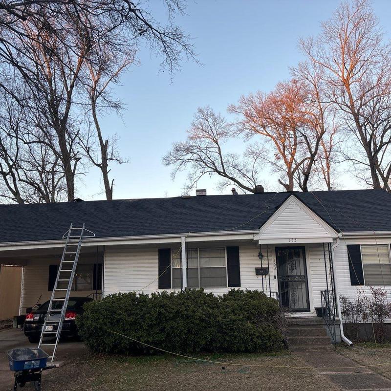 Owens Corning asphalt roof installation on house
