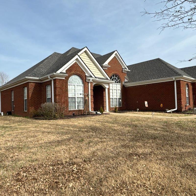 CertainTeed Landmark asphalt roof on brick home
