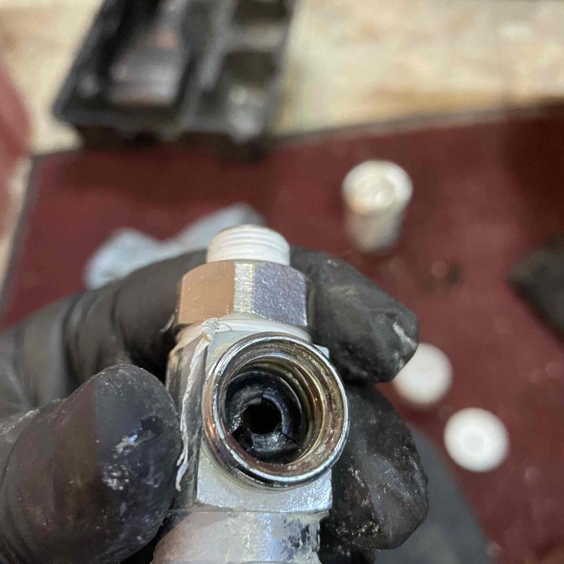 Kitchen sink disposer fitting with clog blockage inside