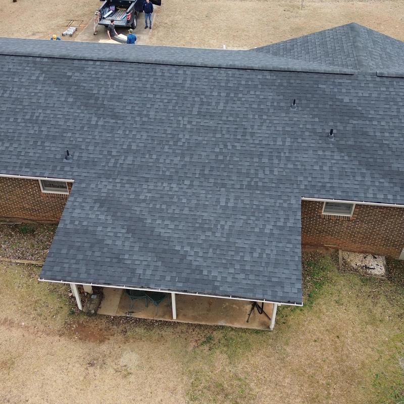 Asphalt shingle roof installation with uniform pattern