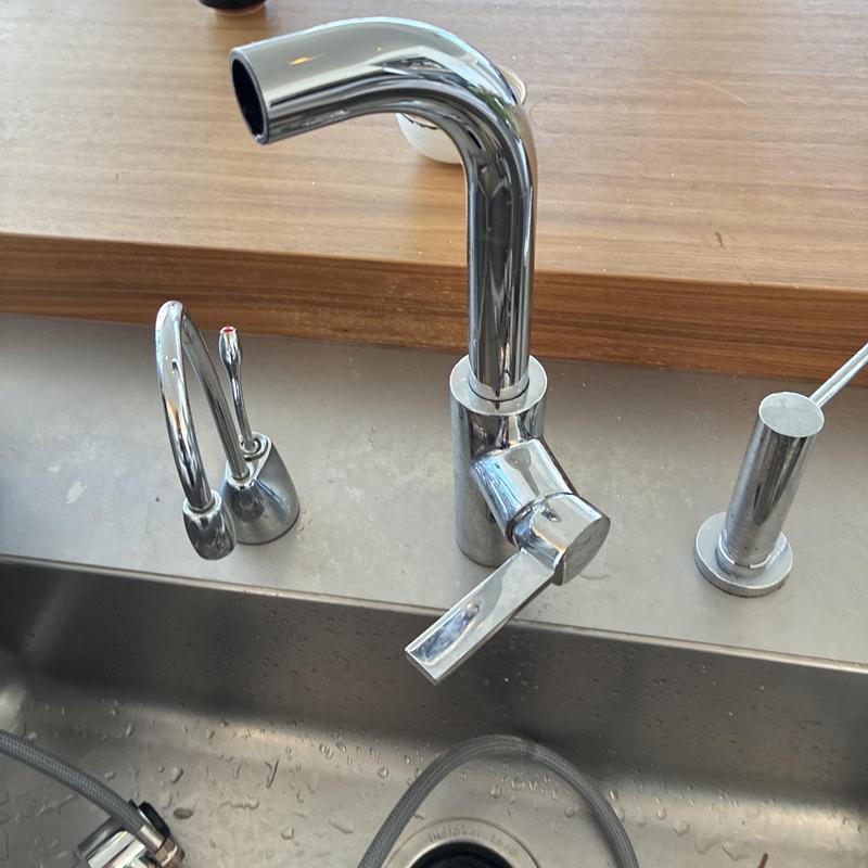 Kitchen faucet and dispenser faucet installation and retightening Kitchen faucet and dispenser faucet installation and retightening
