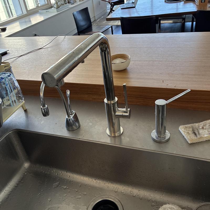 Kitchen faucet and dispenser installation and tightening Kitchen faucet and dispenser installation and tightening