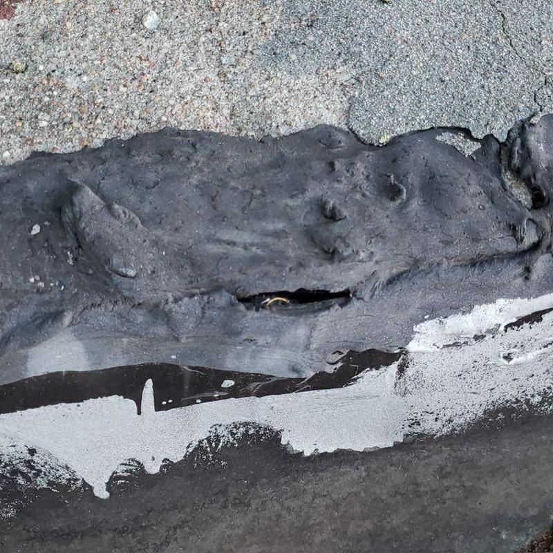 Flat roof edge with cracking and material separation Flat roof edge with cracking and material separation