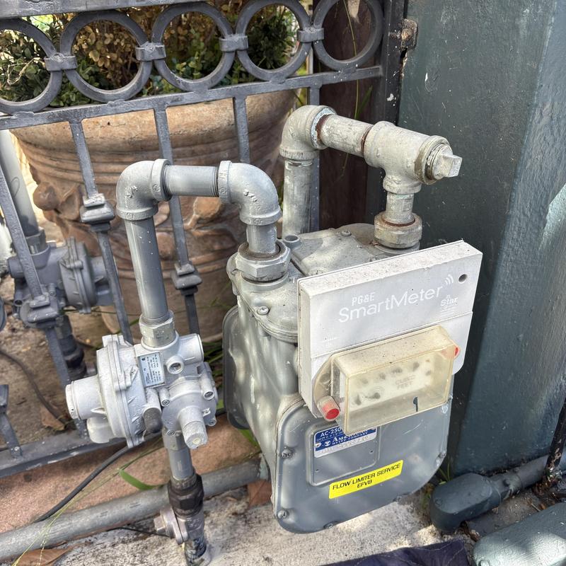 SmartMeter gas meter with shut-off valve installed SmartMeter gas meter with shut-off valve installed