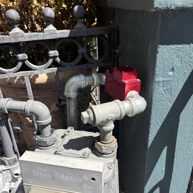 Earthquake gas shut-off valve installed on pipe Earthquake gas shut-off valve installed on pipe