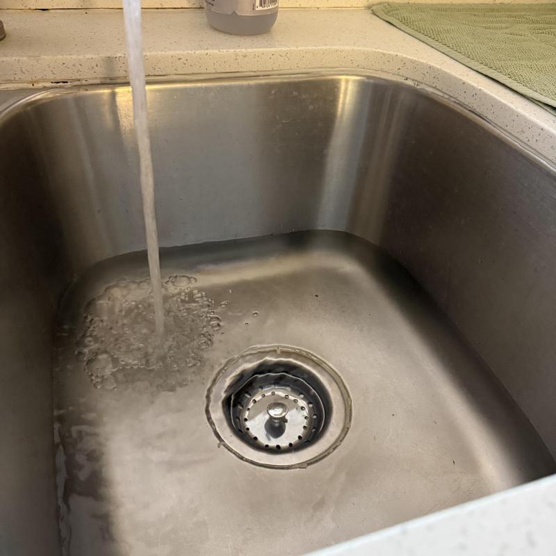Kitchen sink basin with running water and drain basket Kitchen sink basin with running water and drain basket
