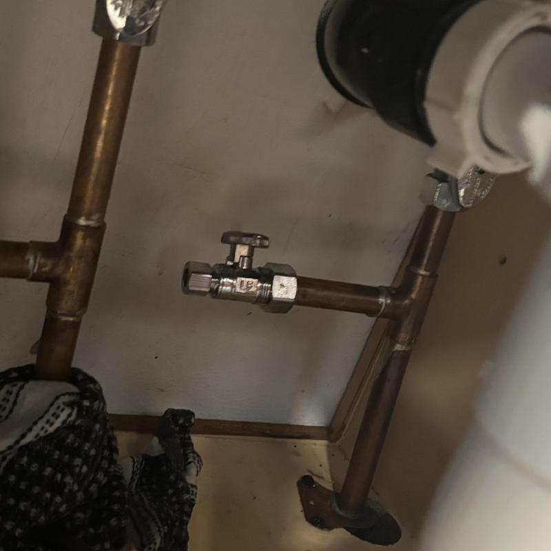 Angle stop valve on copper water line installation