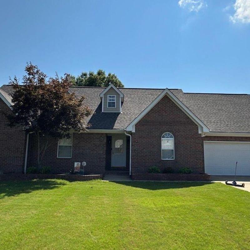 Owens Corning Oakridge asphalt roof on brick home