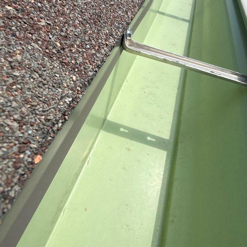 Seamless aluminum gutter corner with flush edge detail Seamless aluminum gutter corner with flush edge detail