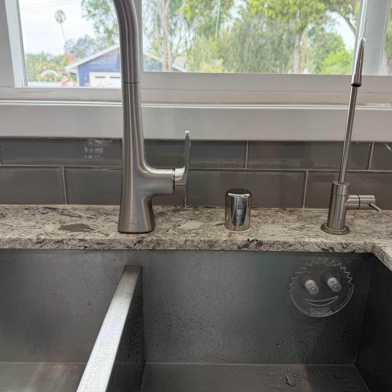 Reverse osmosis water filtration faucet and air gap installed
