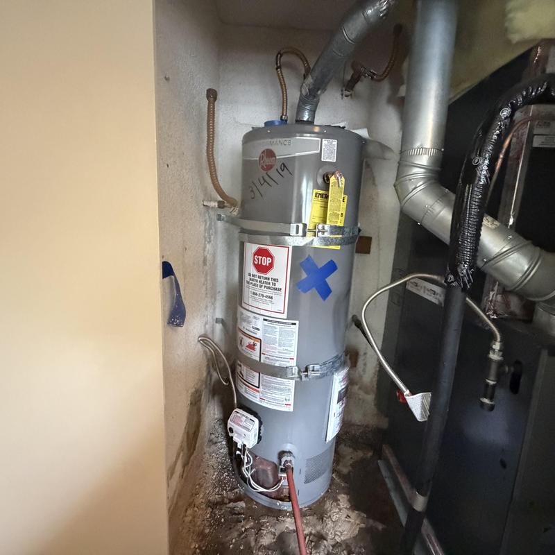 Water heater with leak and disconnection markings