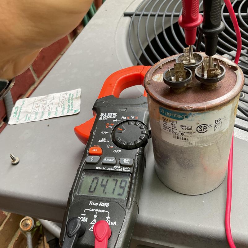 Dual run capacitor testing with clamp meter on AC unit Dual run capacitor testing with clamp meter on AC unit