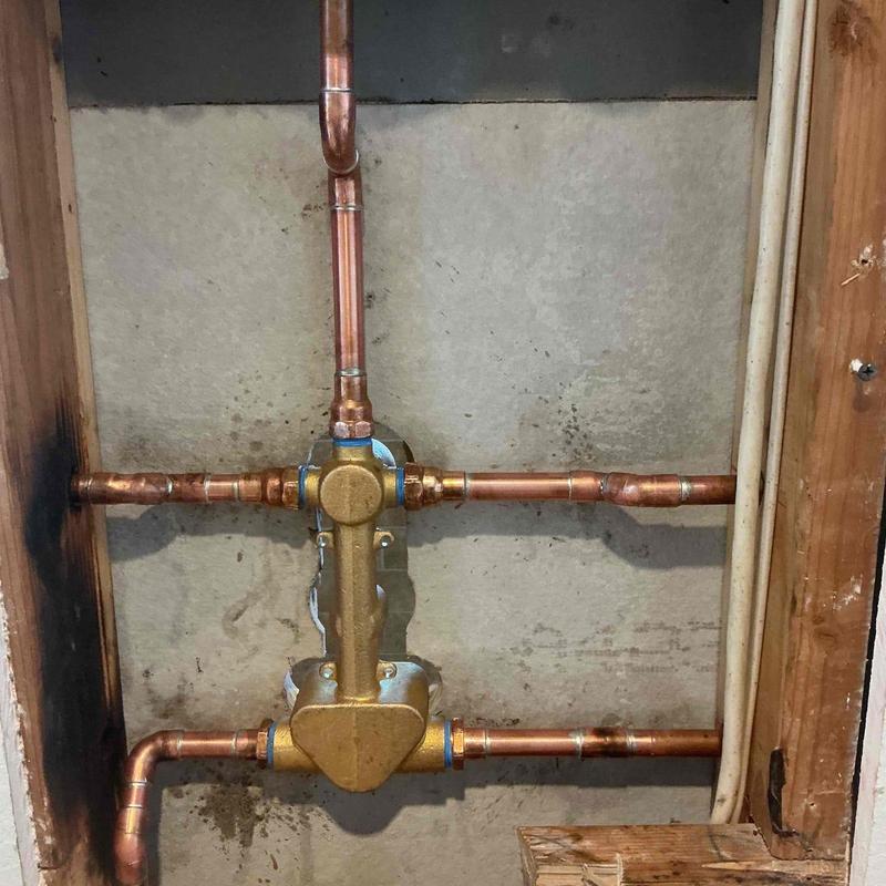 Thermostatic shower valve with 4-way diverter assembly