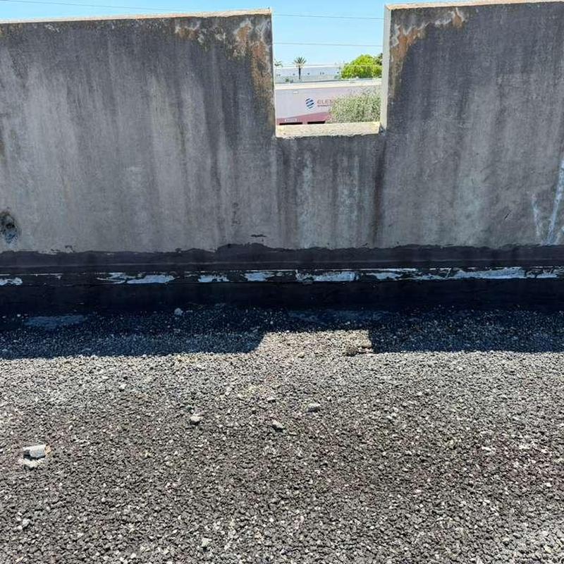 Gravel flat roof with wall base flashing and sealing Gravel flat roof with wall base flashing and sealing