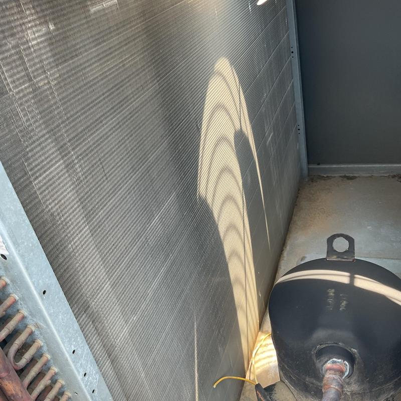 Condenser coil and dual run capacitor in HVAC unit Condenser coil and dual run capacitor in HVAC unit
