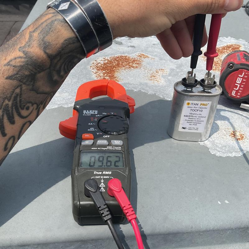 Dual run capacitor testing with clamp meter Dual run capacitor testing with clamp meter