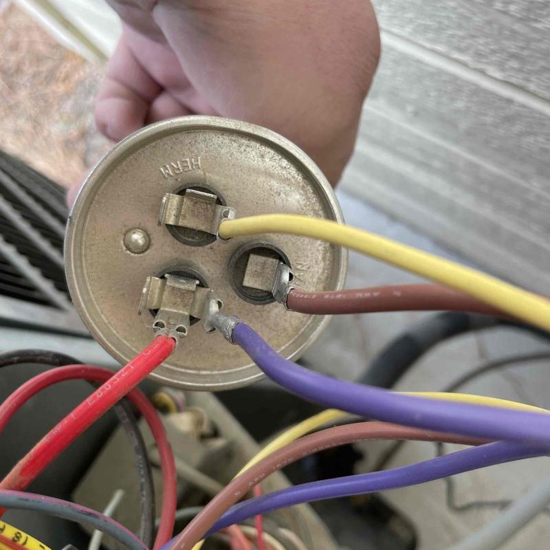 Dual run capacitor with electrical wiring on heat pump Dual run capacitor with electrical wiring on heat pump